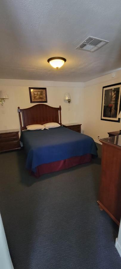 Husker Motel 2*